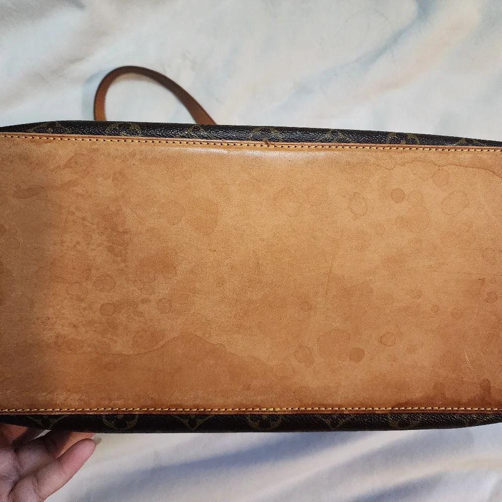 Louis Vuitton Tote - Picture 3 of 9